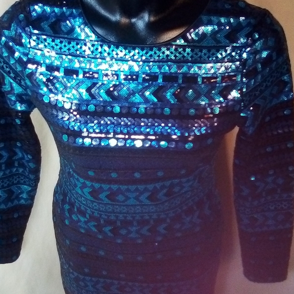 She In - Picture 2 of 4